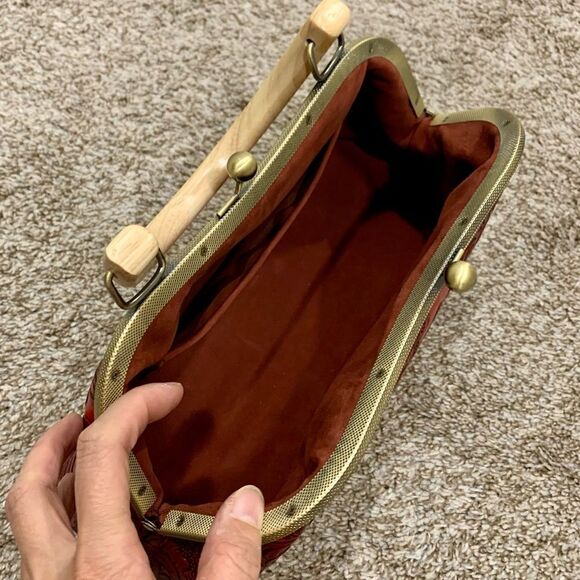 Vintage Style Handmade Genuine Leather Floral Embossed Wood Handle Kiss-lock Bag - Picture 14 of 14